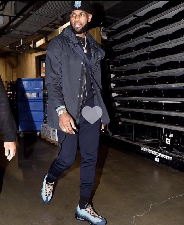 踢球者：巴斯克斯背伤恢复缓慢，理想情况下月底可以复出（踢球者：巴斯克斯背伤恢复不理想，最早有望于月底复出）