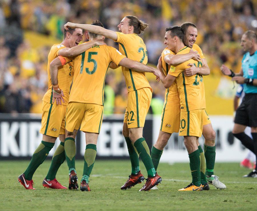 斯普利特：我们正在练习不同的防守策略，大家精神状态都很好（斯普利特：多种防守战术同步演练，全队士气高昂）