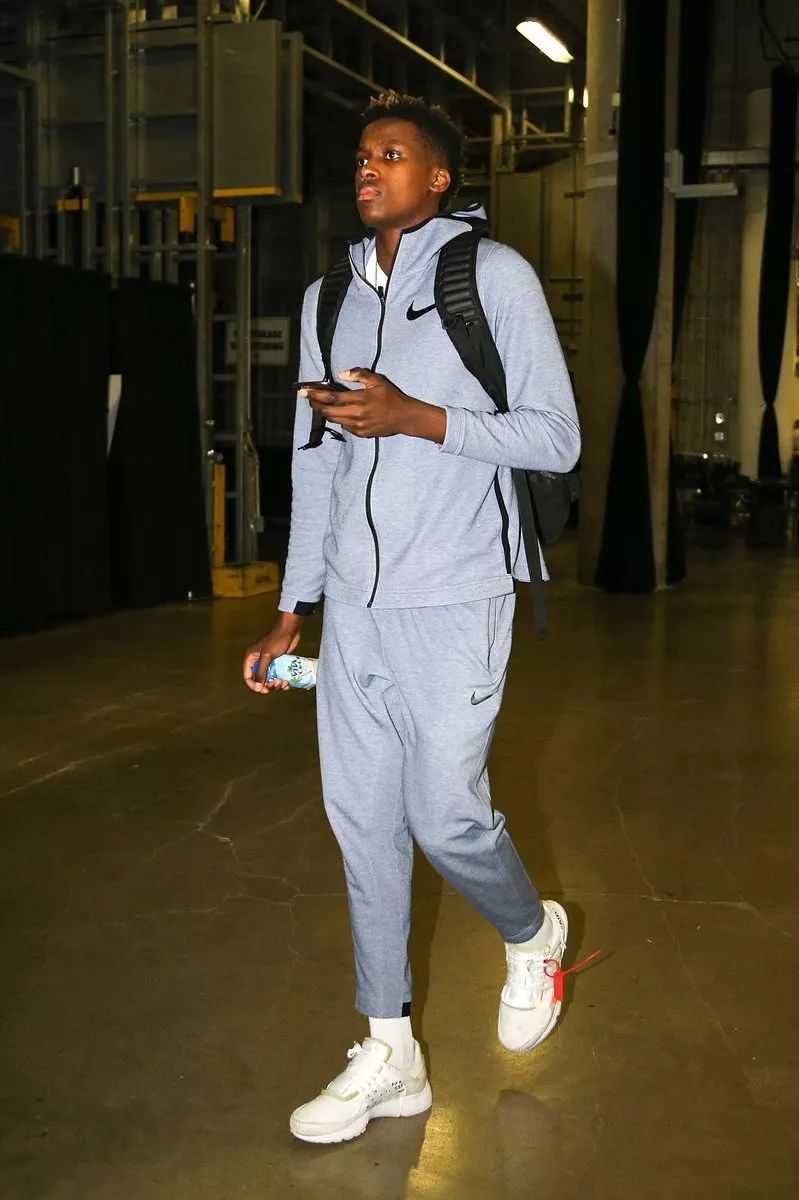 欧文突破防守助攻制胜（欧文强突分球助队绝杀）