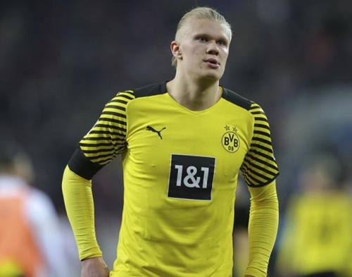 慎入，尼日利亚超比赛中一球员被对方球迷冲进场内割喉（慎入：尼日利亚联赛惊魂，对方球迷闯入赛场割喉球员）