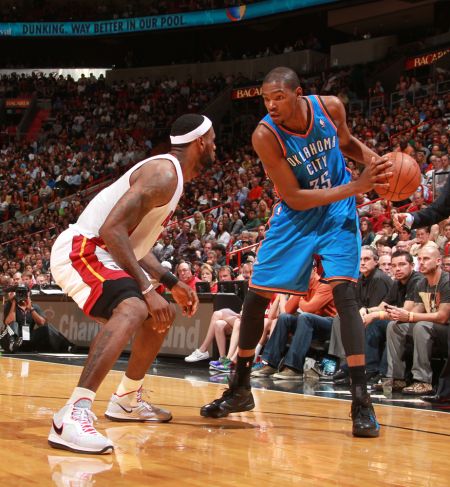 足球英超豪门逆转取胜，主帅赛后握拳怒吼（英超豪门逆转告捷，主帅终场握拳怒吼）