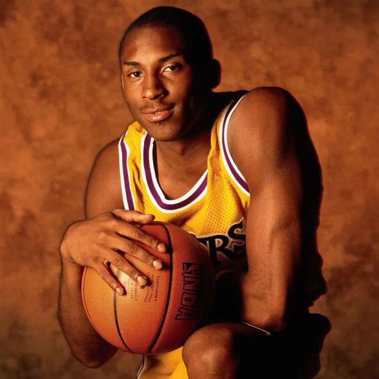 平均年龄仅24.28岁，对阿拉维斯巴萨排出联赛历史第三年轻首发（巴萨战阿拉维斯排出联赛史第三年轻首发，平均年龄仅24.28岁）